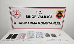 SİNOP’TA ŞAHISLARIN ÜZERİNDEN SATIŞA HAZIR UYUŞTURUCU YAKALANDI