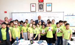 BELEDİYE BAŞKANI GÜRBÜZ’DEN ÖĞRENCİLERE “NUTUK” HEDİYESİ