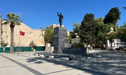 ATATÜRK BÜSTLERİNİN RUTİN TEMİZLİKLERİ DEVAM EDİYOR