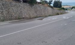 BORUDAKİ PATLAK, ASFALTIN ÜSTÜNE SIZDI