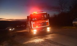 BAHÇEDE PLASTİK KABLO YAKTI, EKİPLERİ HAREKETE GEÇİRDİ