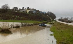 SİNOP'TA KONTROLDEN ÇIKAN OTOMOBİL SU BİRİKİNTİSİNE SAPLANDI