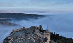 BOYABAT KALESİNİN SİS ALTINDAKİ GÖRÜNTÜSÜ BÜYÜLEDİ