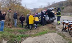 SİNOP'TA KAZA: SÜRÜCÜ HASTANEYE KALDIRILDI