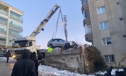 BUZLANAN YOLDA KAYAN OTOMOBİL APARTMANIN BAHÇESİNE DÜŞTÜ