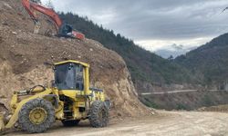 SİNOP’TA YOL GÜVENLİĞİ İÇİN KAYALAR KIRILIYOR