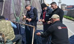 KARADENİZLİ BALIKÇILAR SEZON SONUNDA AĞLARINI ONARIYOR