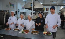 SİNOP ÜNİVERSİTESİ ÖĞRENCİLERİNDEN “HAMSİ KÖFTESİ” YARIŞMASI