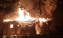 SİNOP'TA YANGIN: 2 KATLI EV, AHIR, AMBAR KÜL OLDU