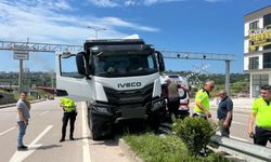 DİREKSİYON BAŞINDA FENALAŞAN SÜRÜCÜNÜN KAMYONU REFÜJE ÇIKTI