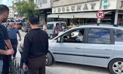 KALDIRIMA SIKIŞAN OTOMOBİLİ DOLMUŞ ŞOFÖRÜ KURTARDI