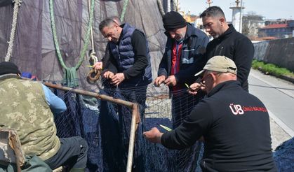 KARADENİZLİ BALIKÇILAR SEZON SONUNDA AĞLARINI ONARIYOR