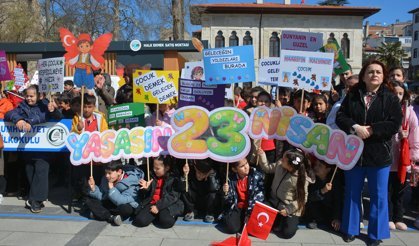 SİNOP’TA 23 NİSAN HEYECANI SOKAKLARA TAŞTI