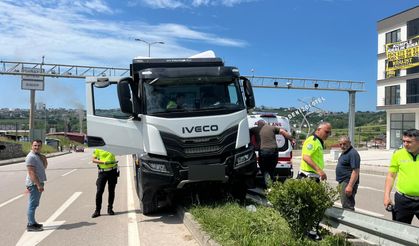 DİREKSİYON BAŞINDA FENALAŞAN SÜRÜCÜNÜN KAMYONU REFÜJE ÇIKTI