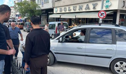 KALDIRIMA SIKIŞAN OTOMOBİLİ DOLMUŞ ŞOFÖRÜ KURTARDI