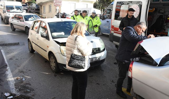 SİNOP’TA KAYGAN YOL KAZAYA SEBEBİYET VERDİ: 2 YARALI