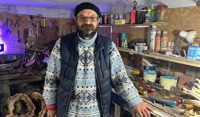 28 YIL ÖĞRETMENLİK YAPTI, ŞİMDİ AĞACA ŞEKİL VERİYOR