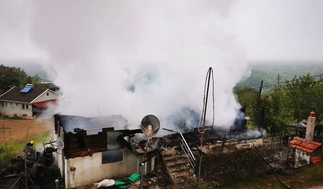 SİNOP’TA AHŞAP EV YANARAK KULLANILAMAZ HALE GELDİ