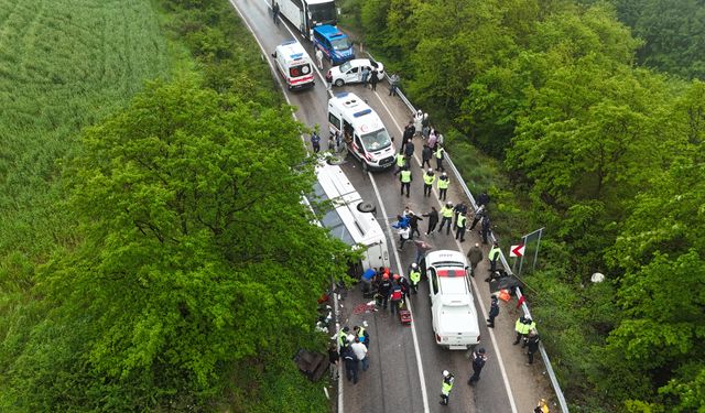 SİNOP’TA ÖĞRENCİLERİ TAŞIYAN OTOBÜS DEVRİLDİ: 34 YARALI