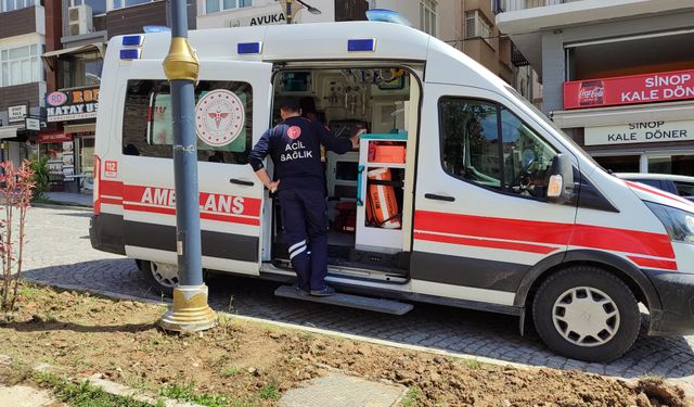 SİNOP’TA MOTOSİKLET İLE HAFİF TİCARİ ARAÇ ÇARPIŞTI: 1 HAFİF YARALI