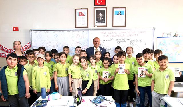 BELEDİYE BAŞKANI GÜRBÜZ’DEN ÖĞRENCİLERE “NUTUK” HEDİYESİ