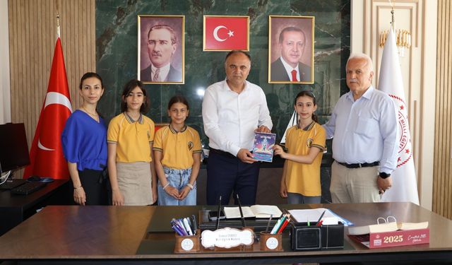 SİNOP ATATÜRK İLKOKULU ÖĞRENCİLERİNDEN UZAY YOLCULUĞU: HİKÂYELERİNİ KİTAPLAŞTIRIP SUNUM YAPTILAR