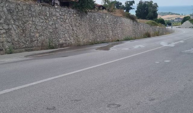 BORUDAKİ PATLAK, ASFALTIN ÜSTÜNE SIZDI