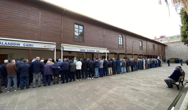 SİNOP’TA ÇÖP KAMYONUNUN ÇARPTIĞI YAŞLI KADIN SON YOLCULUĞUNA UĞURLANDI