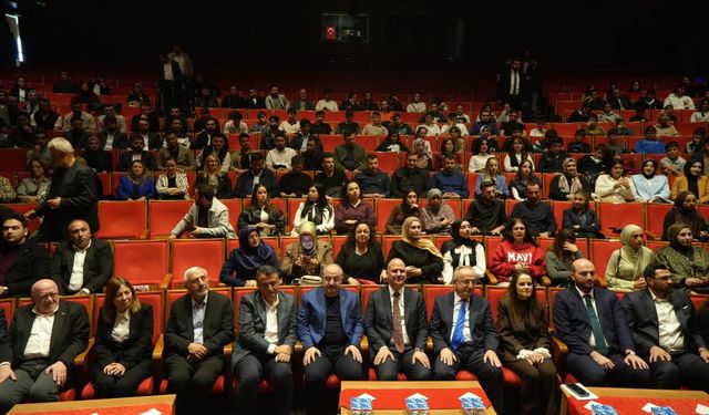 AK PARTİ’DEN GENÇLERE UFUK AÇICI SÖYLEŞİ: DİJİTAL DÜNYANIN ŞİFRELERİ ÇÖZÜLDÜ