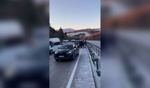 SİNOP´TA YOL BUZ TUTTU, ARAÇLAR YOLDA KALDI