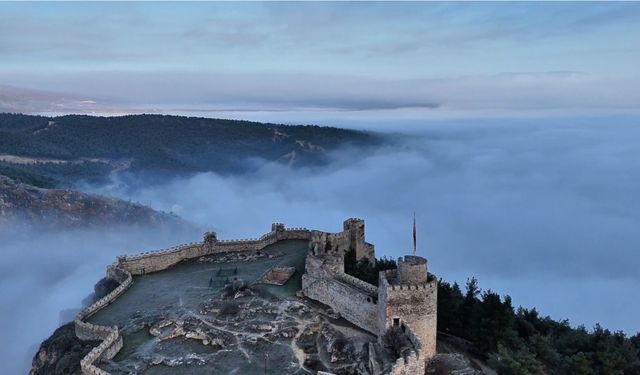 BOYABAT KALESİNİN SİS ALTINDAKİ GÖRÜNTÜSÜ BÜYÜLEDİ