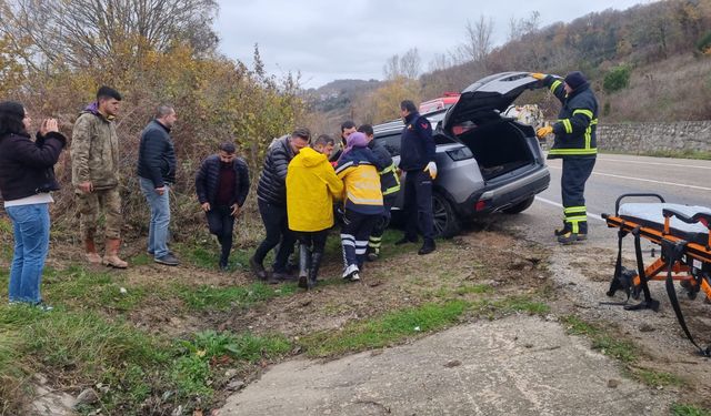 SİNOP'TA KAZA: SÜRÜCÜ HASTANEYE KALDIRILDI
