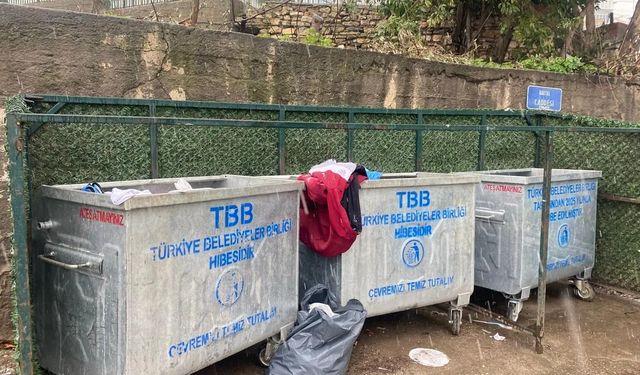 ÇÖPE ATILAN GİYSİLER TEPKİ ÇEKTİ