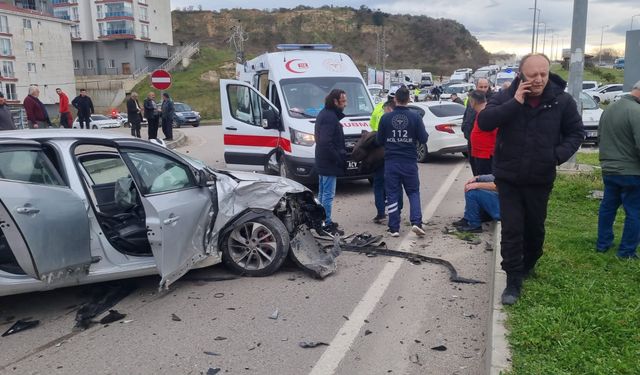 SİNOP'TA OTOMOBİLLER ÇARPIŞTI: 3 YARALI