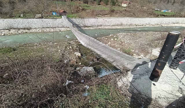 SİNOP’TA ASMA KÖPRÜ TERS DÖNDÜ: 2 YARALI