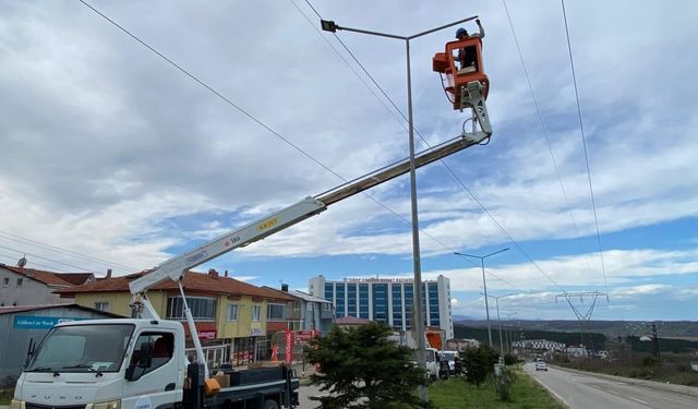 YEDAŞ EKİPLERİ LED ARMATÜRLER İÇİN SAHADA