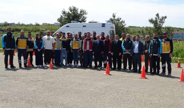 SİNOP'TA AMBULANS SÜRÜCÜLERİ ZORLU PARKURLARDA YETENEKLERİNİ SERGİLEDİ