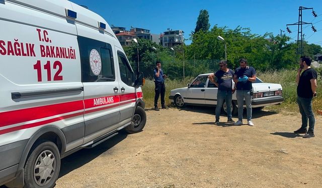 SİNOP'TA KORKUTAN OLAY: OTLUK ALANDAKİ OTOMOBİLDEN YARALI ÇIKTI