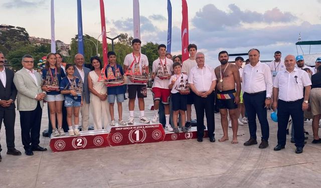 SİNOP'TA KABOTAJ BAYRAMI COŞKUSU: YAĞLI DİREĞİN ŞAMPİYONU YİNE DEĞİŞMEDİ