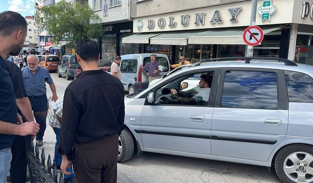 KALDIRIMA SIKIŞAN OTOMOBİLİ DOLMUŞ ŞOFÖRÜ KURTARDI