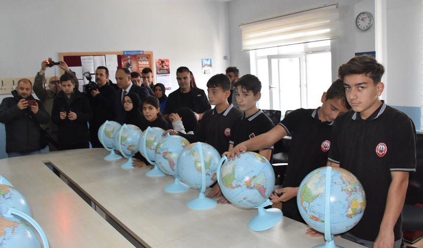 SİNOP’TA ÖĞRENCİLERE 'MODEL KÜRE' DAĞITILDI