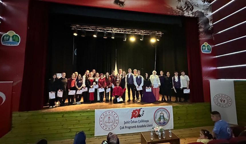SİNOP’TA YAKLAŞIK 4 BİN NÜFUSLUK İLÇEDE İNGİLİZCE “ROMEO VE JULLİET” OYUNU SAHNELENDİ