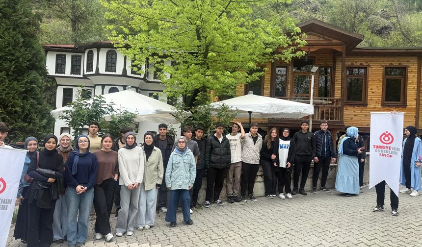 ÖNDER SİNOP İMAM HATİPLİLER DERNEĞİ’NDEN ÖĞRENCİLERE KÜLTÜREL GEZİ DESTEĞİ