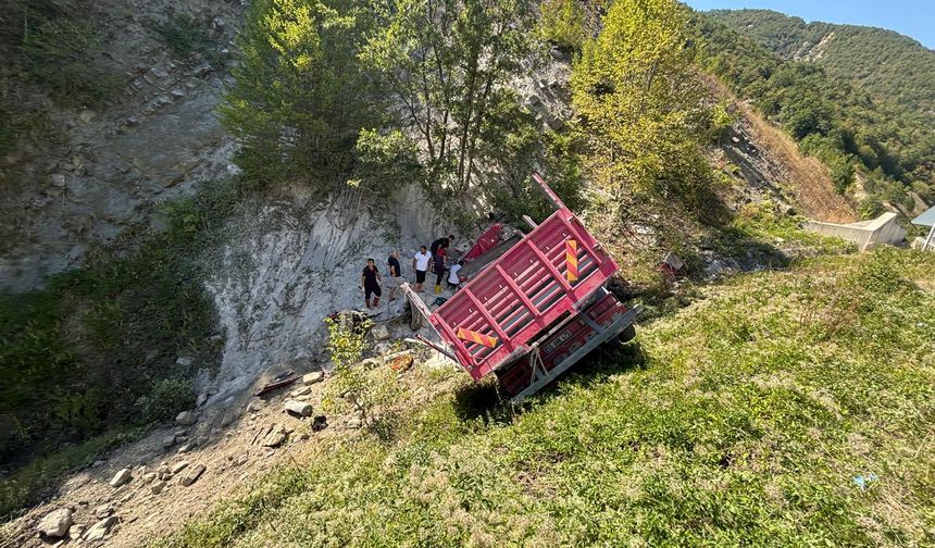 SİNOP'TA FRENİ BOŞALAN KAMYON ŞARAMPOLE UÇTU: 1 ÖLÜ