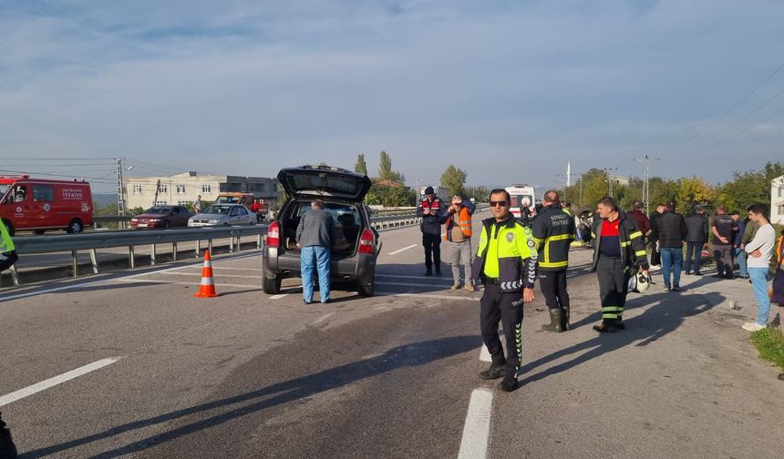 SİNOP'TA OTOMOBİL TRAKTÖRE ARKADAN ÇARPTI: 2 YARALI