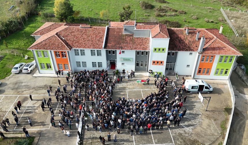 SİNOP'TA TRAFİK KAZASINDA ÖLEN ÖĞRETMEN İÇİN GÖREV YAPTIĞI OKULDA TÖREN DÜZENLENDİ