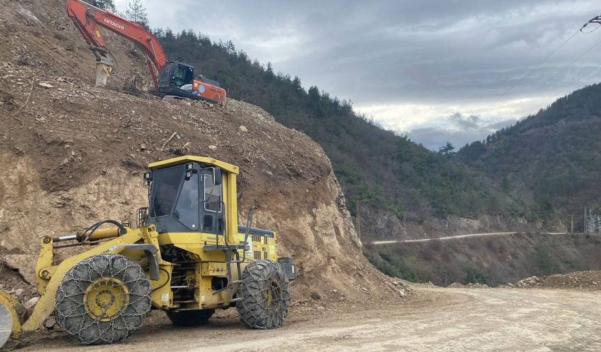 SİNOP’TA YOL GÜVENLİĞİ İÇİN KAYALAR KIRILIYOR