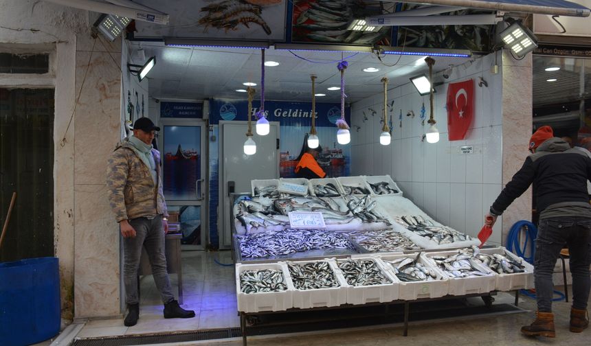 RAMAZAN BEREKETİ BALIK TEZGAHLARINA YANSIDI