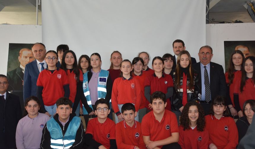 KARADENİZ SAHİLLERİNDEN TOPLANAN ATIKLAR SİNOP’TA SANATA DÖNÜŞTÜ