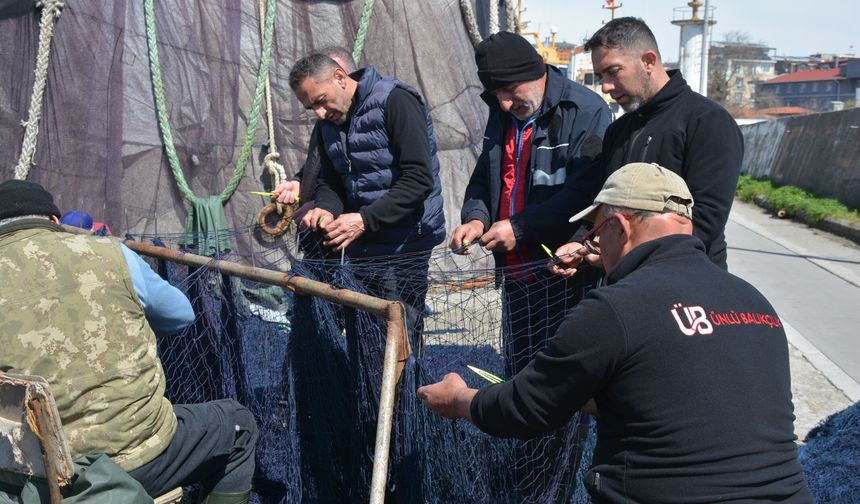 KARADENİZLİ BALIKÇILAR SEZON SONUNDA AĞLARINI ONARIYOR